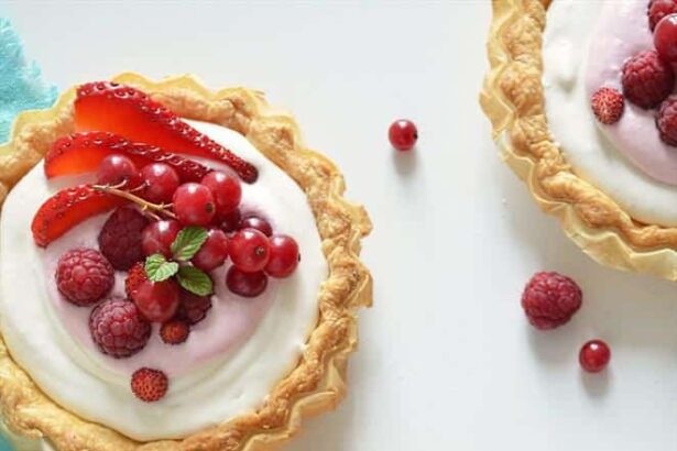 Crostatine di pasta sfoglia alle due creme e frutti rossi - Ricetta Crostatine di pasta sfoglia