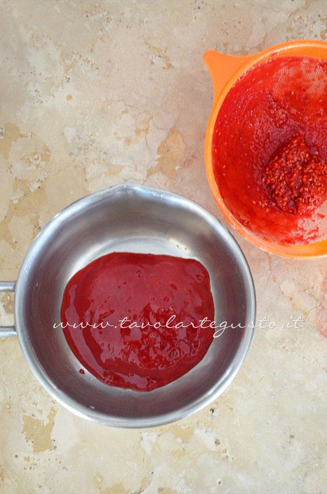 Filtrare il succo di lamponi - Ricetta Crostatine di pasta sfoglia alle due creme e frutti rossi