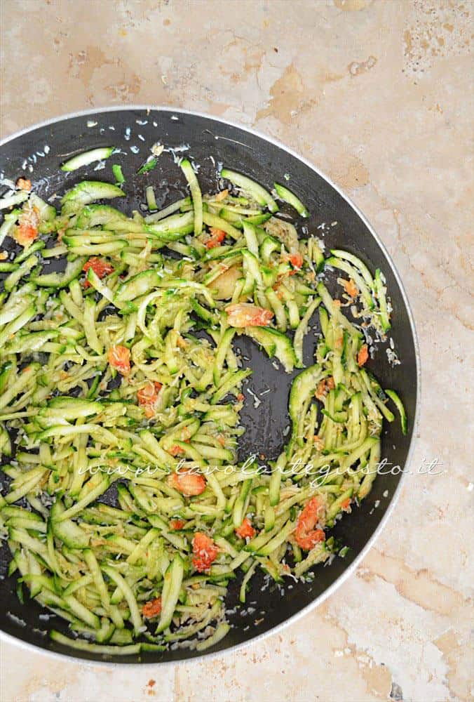Unire le zucchine al granchio - Ricetta Calamarata con grnachio zucchine e fiori di zucca