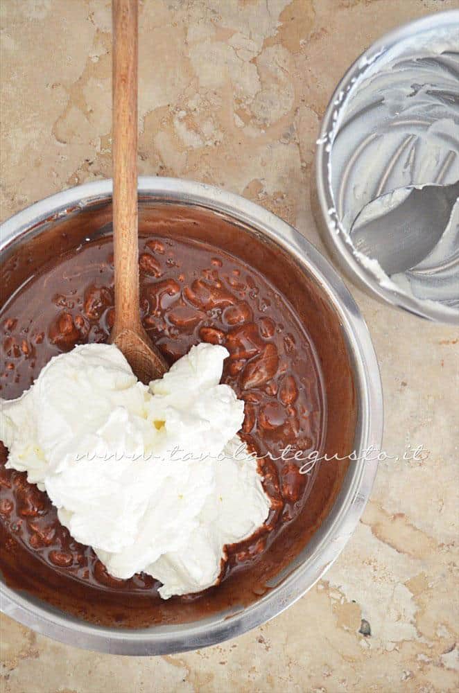 Aggiungere la panna montata al cioccolato - Ricetta Cannoli di cialda al cacao con Mousse al gianduia
