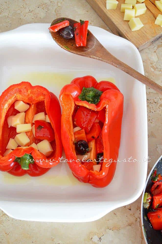 Riempire i peperoni - Ricetta Peperoni Ripieni al forno con scamorza e olive