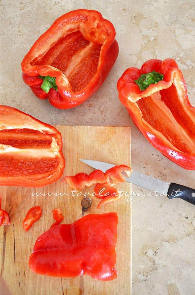 Tagliare la parte superiore dei peperoni - Ricetta Peperoni ripieni al formaggio