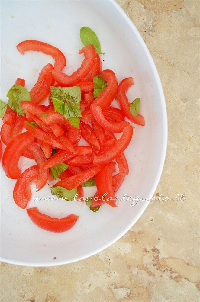 Condire i pomodorini - Ricetta Tartellette salate con pomodorini - Ricetta di Tavolartegusto