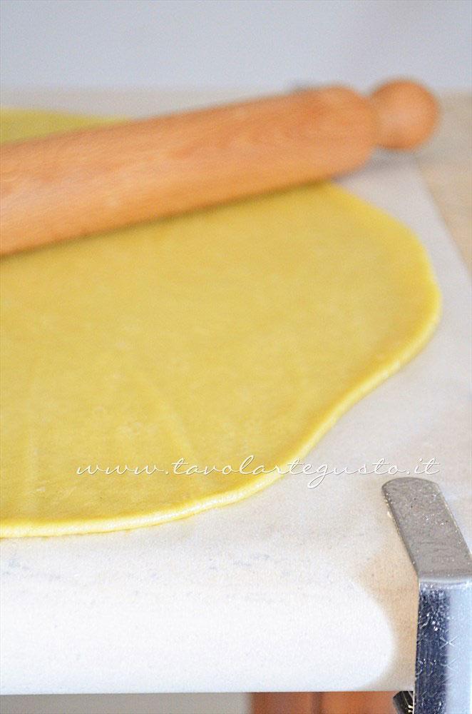 Stendere la pasta briseè senza burro - Ricetta Tartellette salate con pomodorini