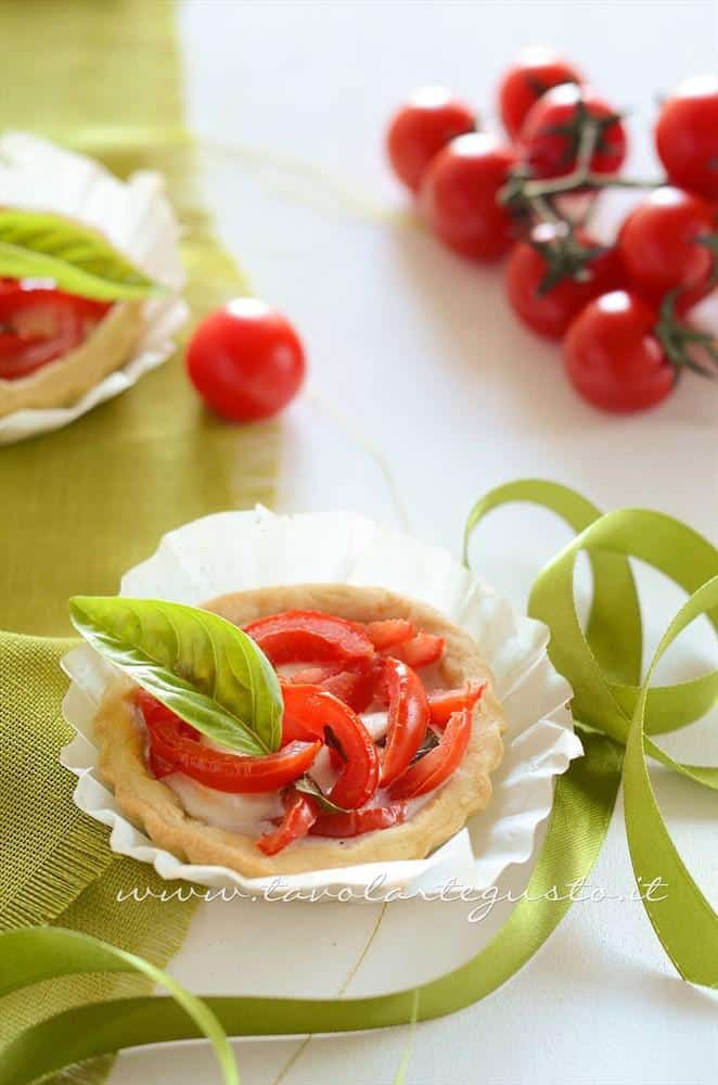Tartellette salate con pomodorini - Ricetta Tartellette salate con pomodorini - Ricetta di Tavolartegusto