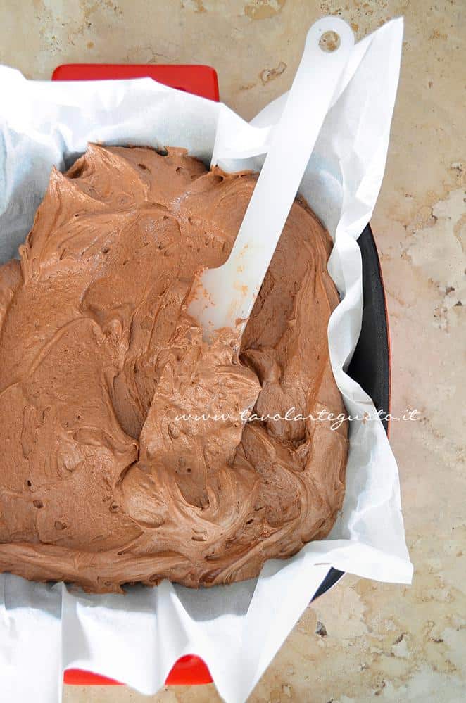Adagiare l'impasto in teglia - Ricetta Brownies al cioccolato e pistacchi