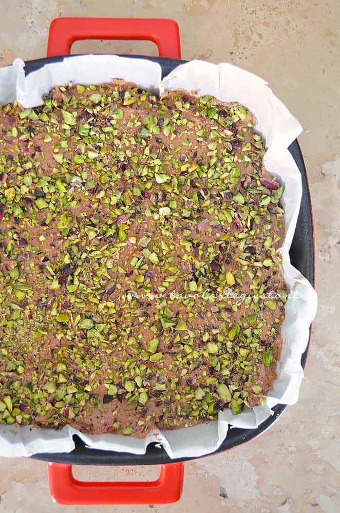 Distribuire sulla superficie i pistacchi in granella - Ricetta Brownies al cioccolato e pistacchi