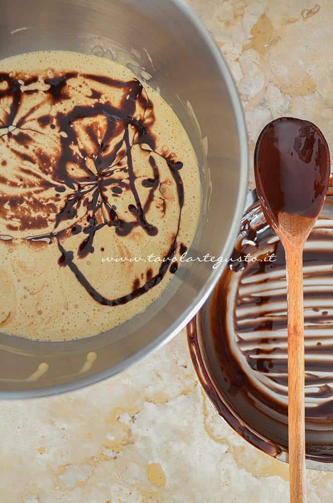 Unire il la glassa al cioccolato alle uova montate - Ricetta Brownies al cioccolato e pistacchi