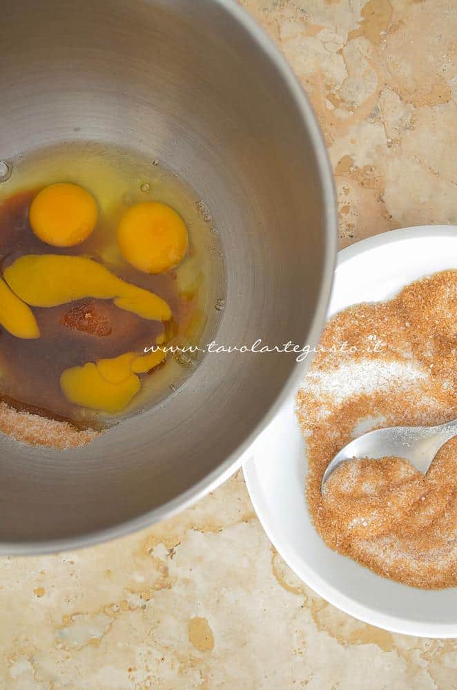 Unire lo zucchero alle uova - Ricetta Brownies al cioccolato e pistacchi
