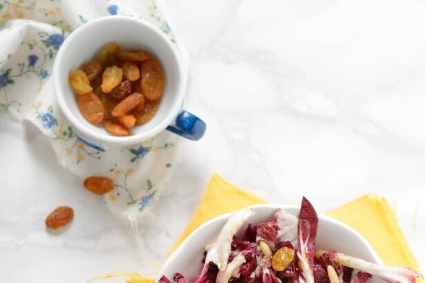 Insalata di Radicchio con pinoli e uva secca - Ricetta Insalata di Radicchio