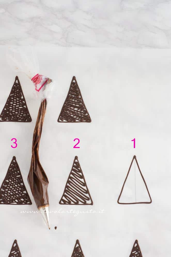 Realizzare triangoli di cioccolato con la sac à poche - Ricetta Decorazioni di cioccolato