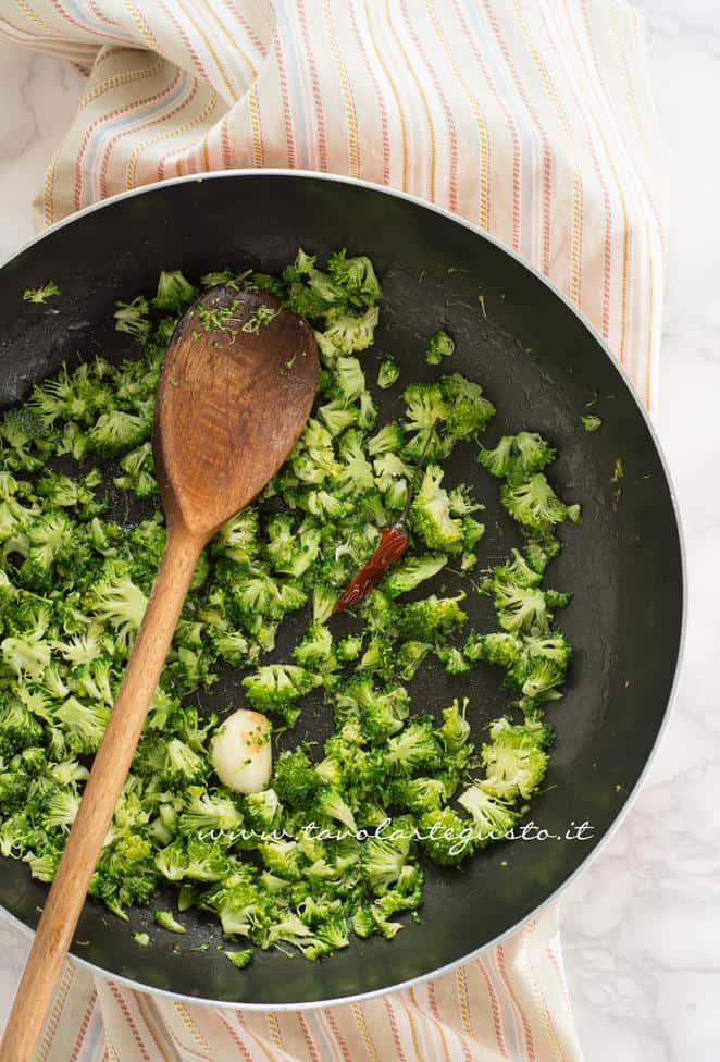 Salatare i broccoli in padelli - Ricetta Calamarata con gamberi e broccoli