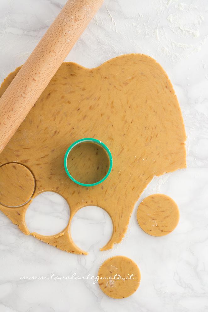 Stendere la sfoglia e intagliare i cerchi - Ricetta Biscotti al Cappuccino - Ricetta di Tavolartegusto