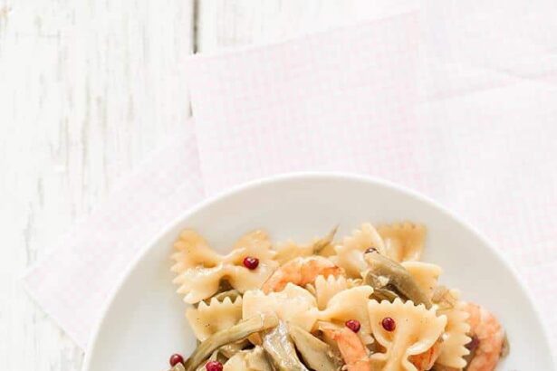 Pasta risottata con carciofi, gamberi e pepe rosa - Ricetta Pasta risottata con carciofi, gamberi e pepe