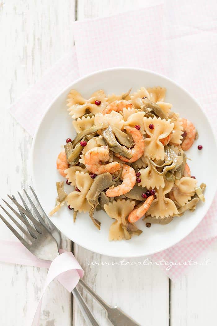 Pasta risottata con carciofi, gamberi e pepe rosa - Ricetta Pasta risottata con carciofi, gamberi e pepe Pasta carciofi e gamberi
