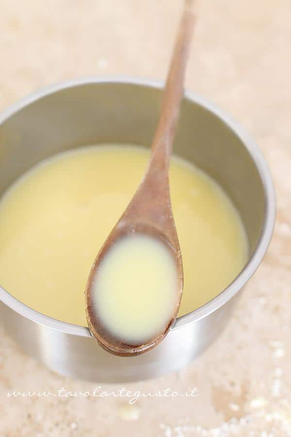 Sciogliere il cioccolato nella panna liquida calda - Ricetta Mousse al cioccolato bianco