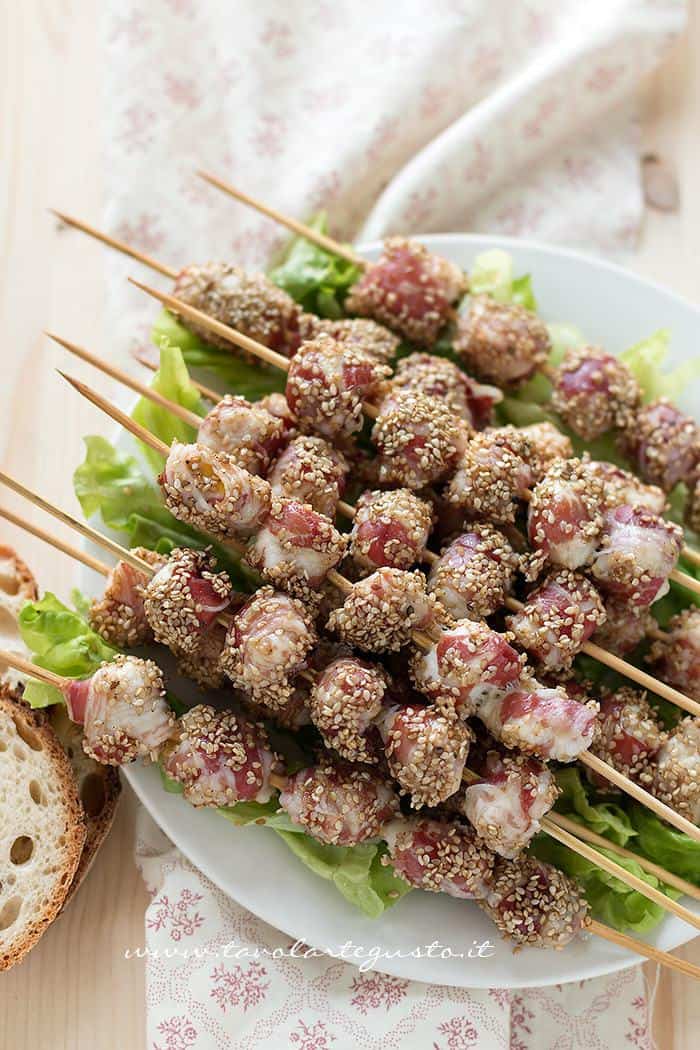 Spiedini di pollo al sesamo - Ricetta Spiedini di pollo al sesamo