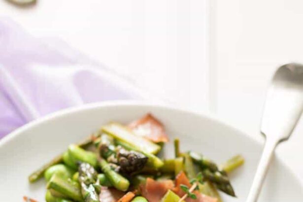 Asparagi in padella, con fave, speck e timo - Ricetta Asparagi in padella