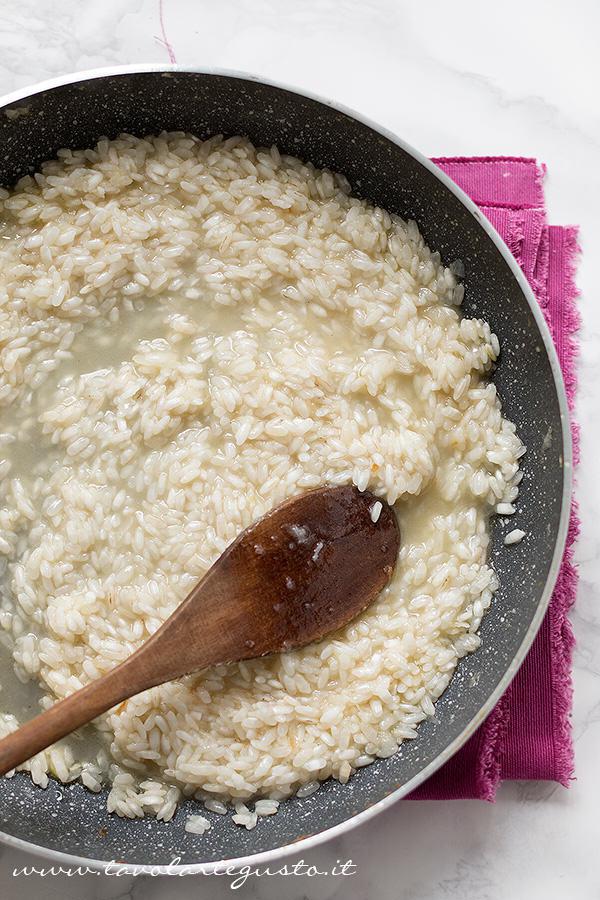 Cuocere il risotto - Ricetta Risotto al Tartufo nero estivo