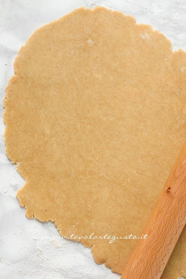 Stendere la pasta briseé al farro - Ricetta Torta salata con Asparagi