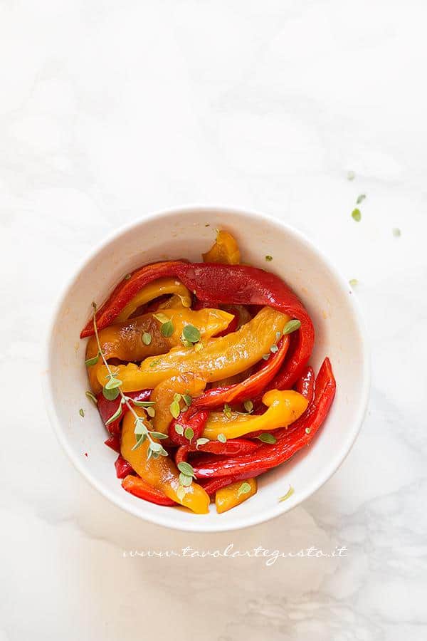 Condire i peperoni - Ricetta Torta salata peperoni e mozzarella - Ricetta di Tavolartegusto