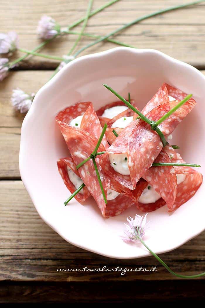 Involtini di salame con ricotta ed erba cipollina - Ricetta involtini di salame