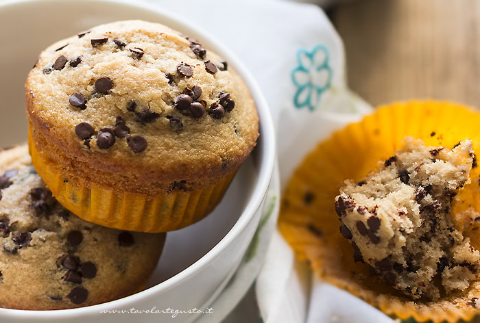 Muffin con gocce di cioccolato - Ricetta originale Muffin con gocce di cioccolato- - Ricetta di Tavolartegusto