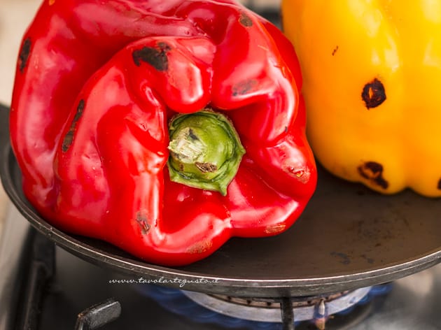 Peperoni arrostiti- Come arrostire e spellare i peperoni - Ricetta di Tavolartegusto