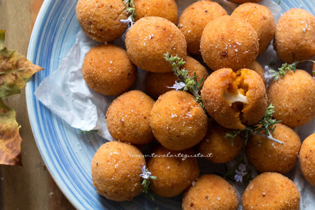Polpette di zucca con cuore filante di scamorza - Ricetta Polpette di zucca
