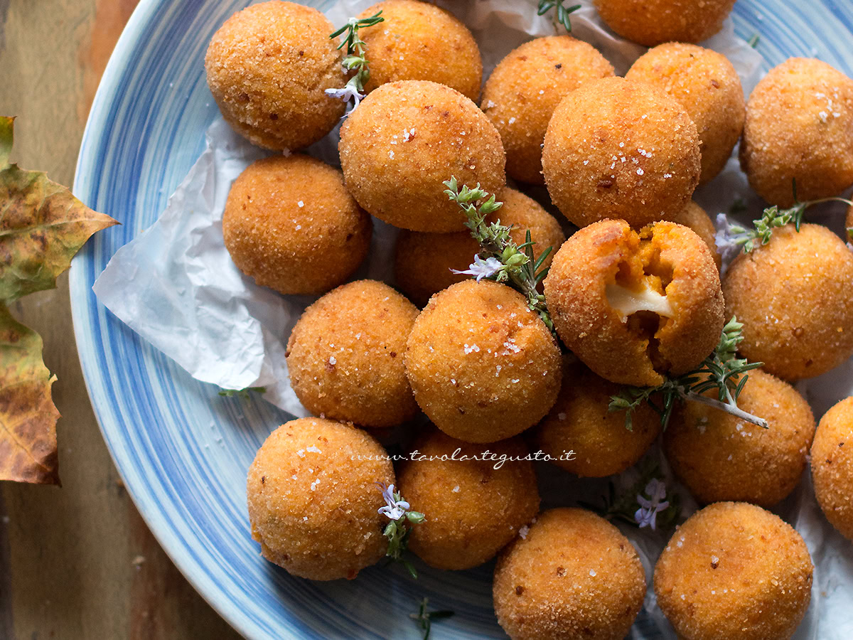 Polpette di zucca con cuore filante di scamorza - Ricetta Polpette di zucca