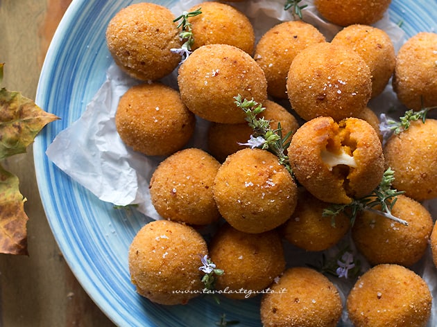 Polpette di zucca con cuore filante di scamorza - Ricetta Polpette di zucca