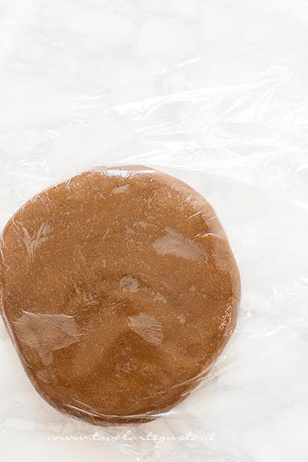 Avvolgere l'impasto in una pellicola - Ricetta Biscotti Pan di Zenzero (Gingerbread)