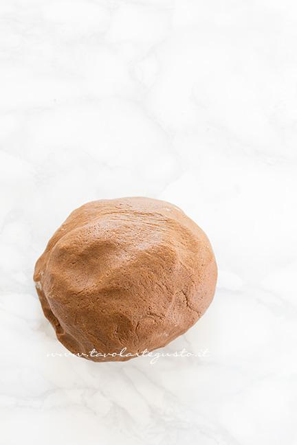 Formare una palla - Ricetta Biscotti Pan di Zenzero (Gingerbread) - Ricetta di Tavolartegusto