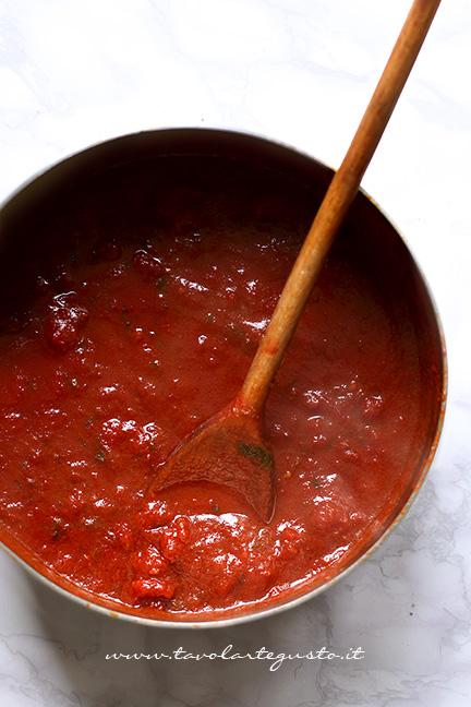 La salsa ristretta dopo la seconda cottura - Ricetta Polipetti Affogati - Ricetta di Tavolartegusto