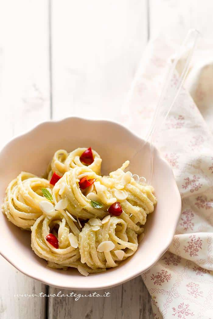 Pasta con crema di broccoli romani - Ricetta pasta con crema di broccoli - Ricetta di Tavolartegusto