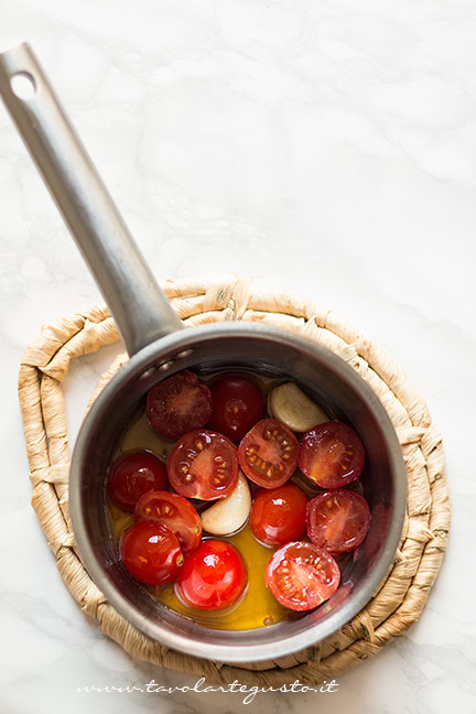 soffritto per fare la zuppa di lenticchie - Ricetta di Tavolartegusto