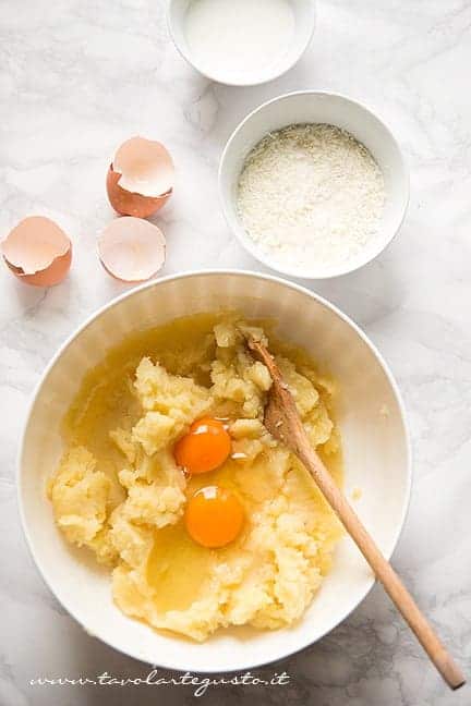 Aggiungere le uova alle patate lesse schiacchiate - Ricetta Gateau di patate