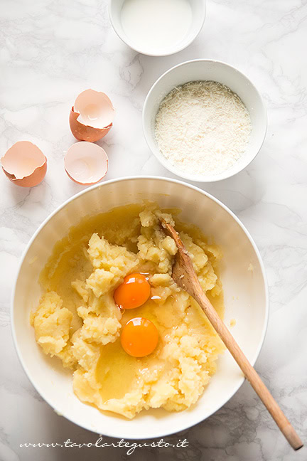 Aggiungere le uova alle patate lesse schiacchiate - Ricetta Gateau di patate - Ricetta di Tavolartegusto