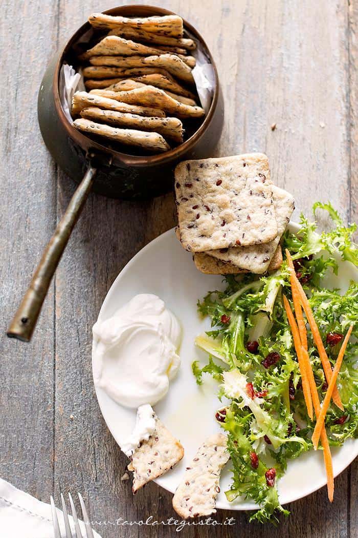 Crackers senza lievito - Ricetta Crackers senza lievito, veloci e facili