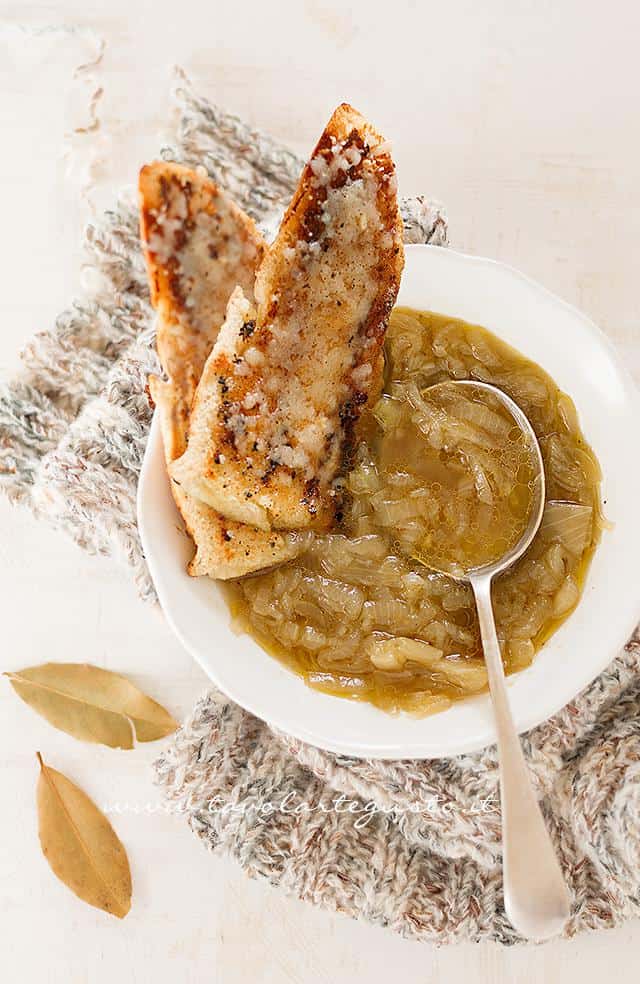 Zuppa di Cipolle - Ricetta Zuppa di Cipolle (Soup à l' Oignon)