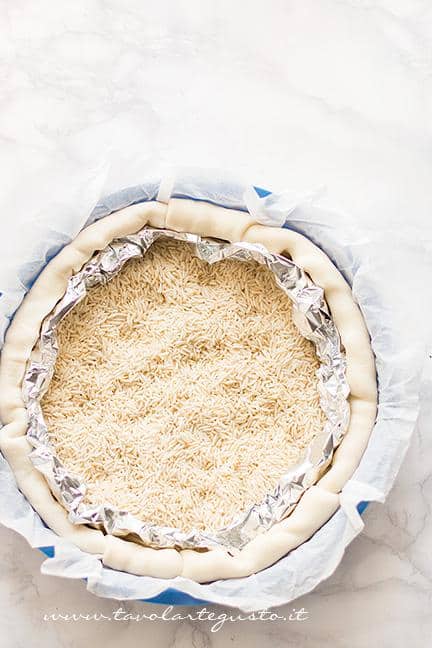 Cuocere il guscio della sfoglia - Ricetta Torta salata ai Carciofi