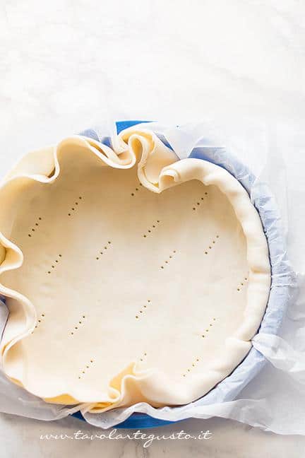 Foderare uno stampo con la pasta sfoglia - Ricetta Torta salata ai Carciofi