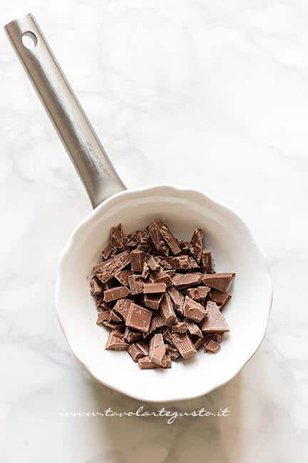 Sciogliere il cioccolato - Ricetta Ovetti di cioccolato e riso soffiato