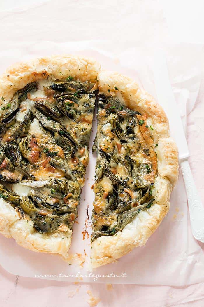 Torta pronta per essere infornata -Ricetta Torta salata ai Carciofi .