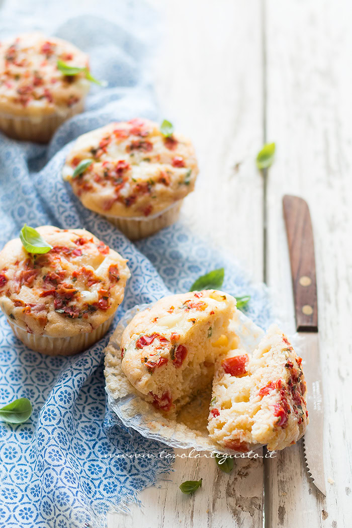 Muffin salati provola e pomodorini