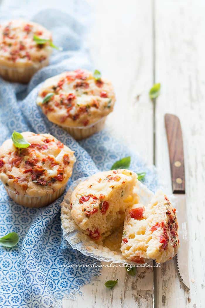 Muffin salati provola e pomodorini  - Ricetta Muffin salati provola e pomodorini.