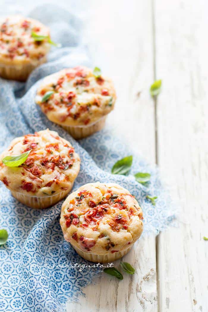 Muffin salati provola e pomodorini  - Ricetta Muffin salati provola e pomodorini