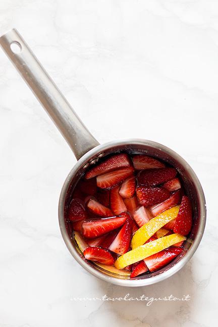 Preparare lo scirppo di fragole - Ricetta Tiramisù alle Fragole