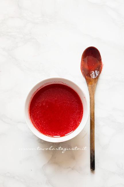Sciroppo di fragole pronto - Ricetta Tiramisù alle Fragole