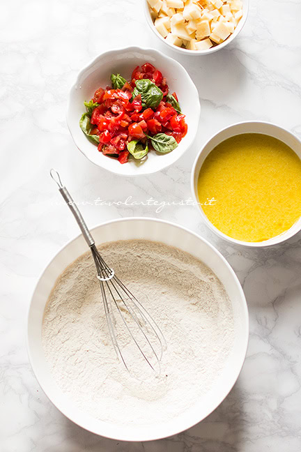 ingredienti per muffin salati provola e pomodorini